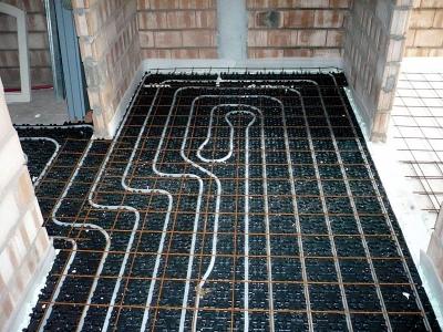 De vloerverwarming op noppenplaat met de slangen in een slakkenhuispatroon.