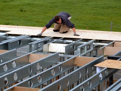 Het monteren van de staalframes, binnen 1 week was de woning wind- en waterdicht.