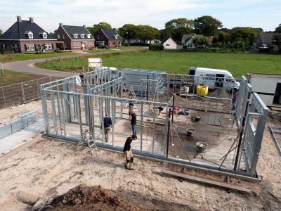 Het monteren van de staalframes, binnen 1 week was de woning wind- en waterdicht.