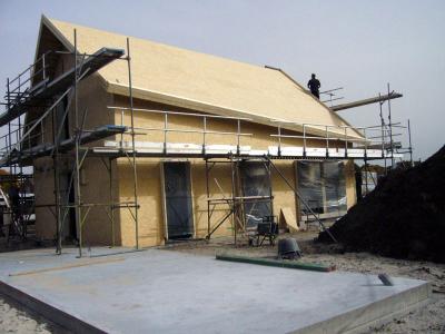 Het monteren van de staalframes, binnen 1 week was de woning wind- en waterdicht.