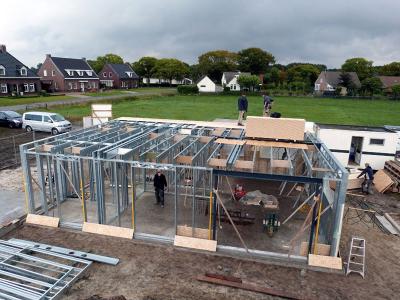 Het monteren van de staalframes, binnen 1 week was de woning wind- en waterdicht.