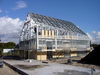 Het monteren van de staalframes, binnen 1 week was de woning wind- en waterdicht.