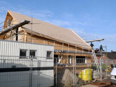 Het monteren van de staalframes, binnen 1 week was de woning wind- en waterdicht.