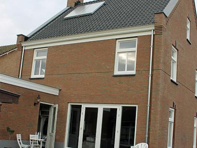 De woning is gereed (zonnecollectoren op het dak), comfort en energiebesparing gaan hand-in-hand.