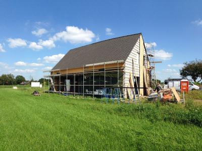 Het monteren van de staalframes, binnen 1 week is de woning wind- en waterdicht.