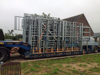 De elementen voor de staalframes gereed voor montage.