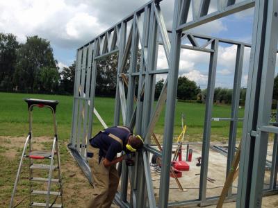 Het monteren van de staalframes, binnen 1 week is de woning wind- en waterdicht.