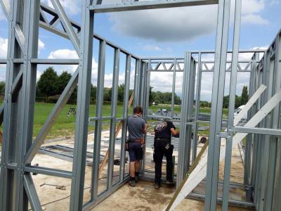 Het monteren van de staalframes, binnen 1 week is de woning wind- en waterdicht.