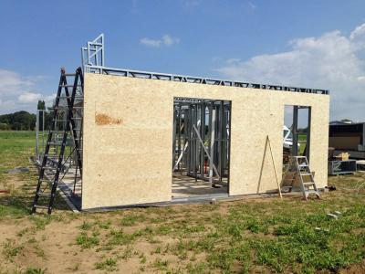 Het monteren van de staalframes, binnen 1 week is de woning wind- en waterdicht.