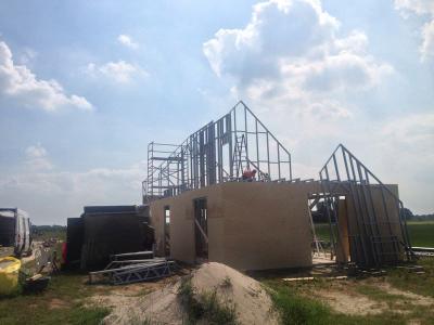 Het monteren van de staalframes, binnen 1 week is de woning wind- en waterdicht.