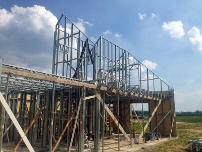 Het monteren van de staalframes, binnen 1 week is de woning wind- en waterdicht.