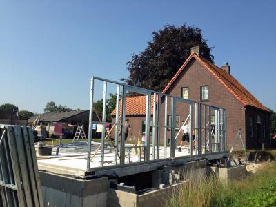 Het monteren van de staalframes, binnen 1 week is de woning wind- en waterdicht.