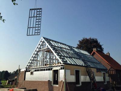 Het monteren van de staalframes, binnen 1 week is de woning wind- en waterdicht.