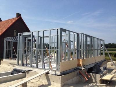 Het monteren van de staalframes, binnen 1 week is de woning wind- en waterdicht.