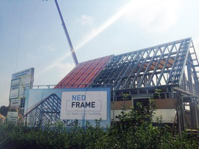 Het monteren van de staalframes, binnen 1 week is de woning wind- en waterdicht.