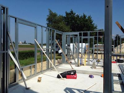 Het monteren van de staalframes, binnen 1 week is de woning wind- en waterdicht.