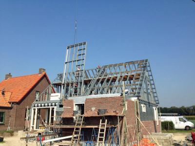 Het monteren van de staalframes, binnen 1 week is de woning wind- en waterdicht.