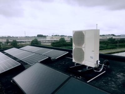 Het dak met de 26 zonnepanelen, de zonnecollectoren (voor warm water) en de EnviLine warmtepomp.