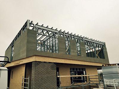 Het monteren van de staalframes, de woning is snel wind- en waterdicht.