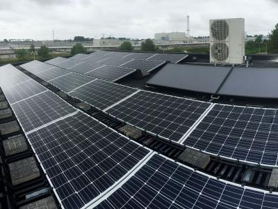 Het dak met de 26 zonnepanelen, de zonnecollectoren (voor warm water) en de EnviLine warmtepomp.