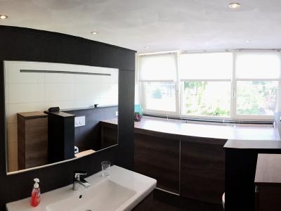 De gerenoveerde badkamer met de nieuwe, grote dakkapel voor veel licht.