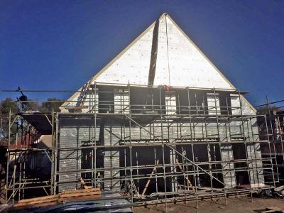 Het monteren van de staalframes, de woningen zijn snel wind- en waterdicht.