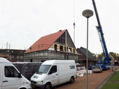 Het monteren van de staalframes, de woningen zijn snel wind- en waterdicht.