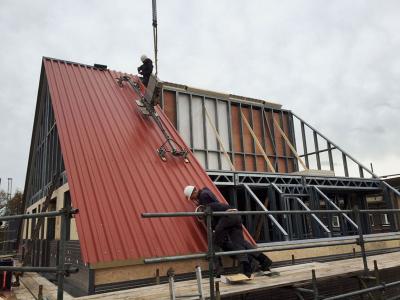 Het monteren van de staalframes, de woningen zijn snel wind- en waterdicht.