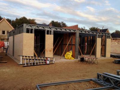 Het monteren van de staalframes, de woningen zijn snel wind- en waterdicht.