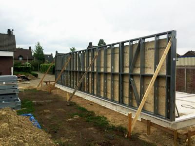 Na het plaatsen van de staalframes wordt de binnenkant bekleed met OSB-plaat.