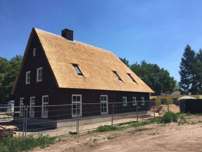 De energieneutrale woning is voorzien van een fraaie rieten kap.