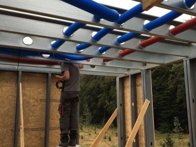 De leidingen van het ventilatiesysteem worden weggewerkt in de trussen van de verdiepingsvloer.