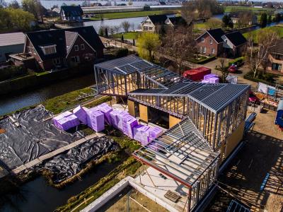 De staalframewoning van bovenaf , de grote ontwerpvrijheid met staalframe is hier goed zichtbaar.