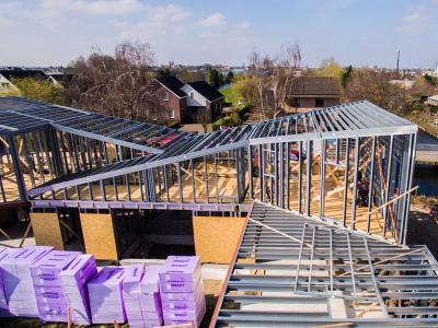 De staalframewoning van bovenaf, de grote ontwerpvrijheid met staalframe is hier goed zichtbaar.