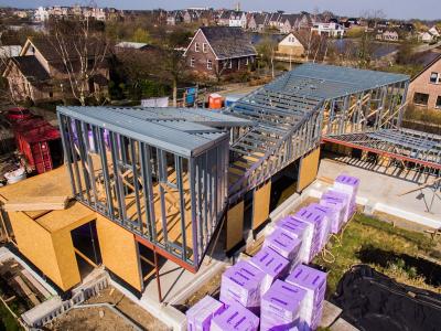 De staalframewoning van bovenaf, de grote ontwerpvrijheid met staalframe is hier goed zichtbaar.