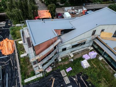 De staalframewoning van bovenaf gezien, de woning is bijna gereed.