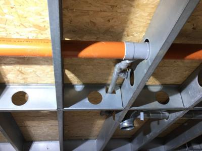 De leidingen van het ventilatiesysteem worden weggewerkt in de trussen van de verdiepingsvloer.