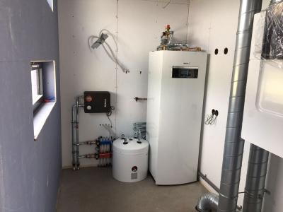 Nefit EnviLine Tower warmtepomp met een geÃ¯ntegreerde 190 liter rvs boiler.