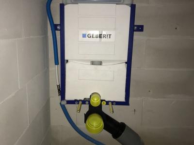 Het Geberit inbouwreservoir voor de wandclosetcombinatie; we verzorgen ook het volledige sanitair.