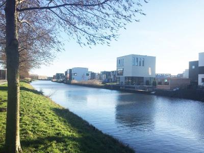 De woning is fraai gelegen aan de gracht van KubusEiland in Leidsche Rijn, Utrecht