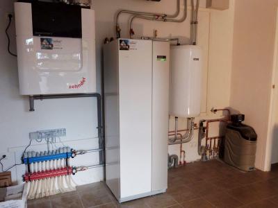 De complete installatie met Zehnder ComfoAir, Nibe warmtepomp (met boiler) en waterontharder.