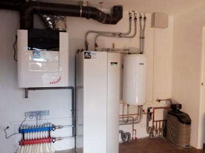 De complete installatie met Zehnder ComfoAir, Nibe warmtepomp (met boiler) en waterontharder.