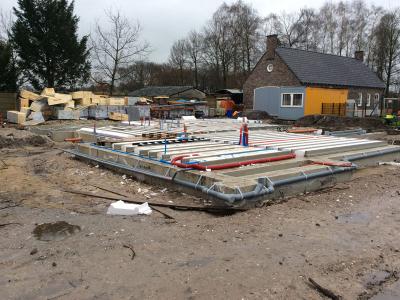 De fundering met waterleiding, vuilwaterafvoer en hemelwaterafvoer.