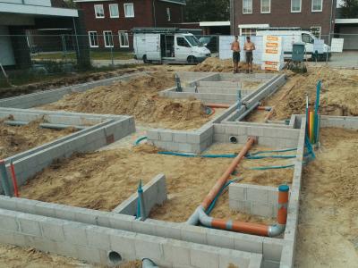 De fundering met waterleiding, vuilwaterafvoer en hemelwaterafvoer.