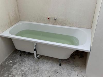 We installeren ook het sanitair, zoals hier het bad.
