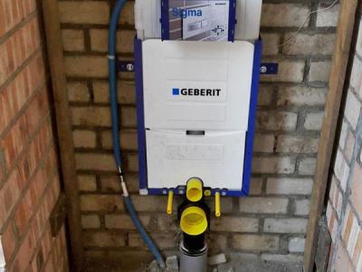 Het Geberit inbouwreservoir voor de wandclosetcombinatie; we verzorgen ook het volledige sanitair.