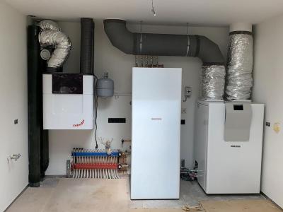 De Stiebel Eltron WPL 17 IKCS lucht/water warmtepomp (rechts), de Zehnder ComfoAir Q450 (links)