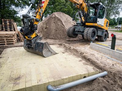 Door de drukvastheid van het Rockflowsysteem is maar 40 cm zandbedekking nodig.