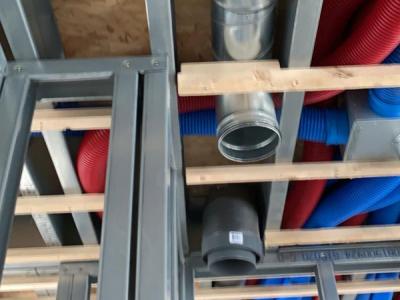 Bij staalframe kunnen we alle ventilatieleidingen in de trussen van de verdiepingsvloer wegwerken.