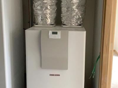 De Stiebel Eltron WPL 17 IKCS lucht/water warmtepomp (binnenopstelling, geen buitendeel).